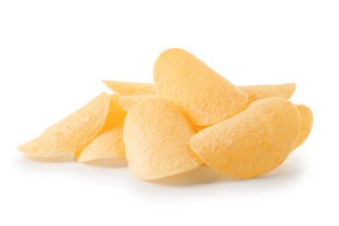 Beyaza izole edilmiş pek çok lezzetli patates cipsi.