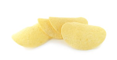 Beyaza izole edilmiş pek çok lezzetli patates cipsi.
