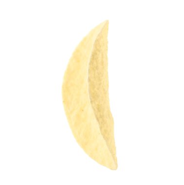 Beyaza izole edilmiş lezzetli bir patates cipsi.