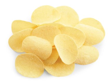 Beyaza izole edilmiş pek çok lezzetli patates cipsi.