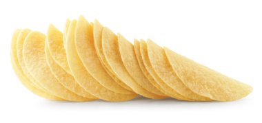 Beyaza izole edilmiş pek çok lezzetli patates cipsi.