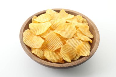 Beyaz arka planda tatlı patates cipsi, yakın plan.