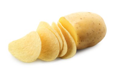 Lezzetli cips ve beyaz üzerine izole edilmiş çiğ patates.