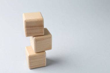 Açık gri arka planda bir yığın tahta küp, yakın plan. Metin için boşluk