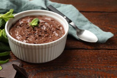 Tahta masadaki kasede çikolatalı puding, yakın plan.