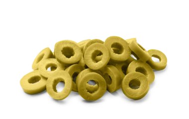 Beyazın üzerinde taze yeşil zeytin halkaları kes.