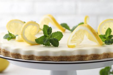 Beyaz masada naneli lezzetli limonlu cheesecake, yakın plan.