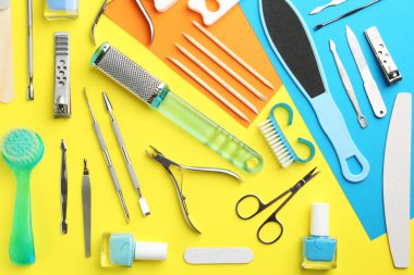 Renk arkaplanı üzerinde pedikür araçları kümesi, düz yatar
