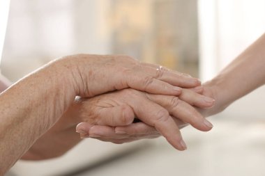 Son sınıf öğrencisine arka planda destek veren bakıcı, yakın plan. Yaşlı bakımı