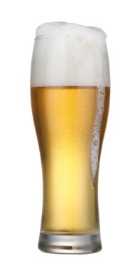 Beyaz köpüklü bir bardak taze bira.