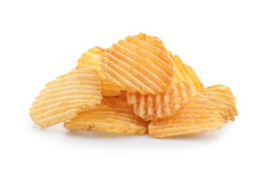 Beyaza izole edilmiş lezzetli patates cipsi yığını.