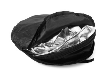 Beyaza izole edilmiş bir ışık yansıtıcısı. Fotoğraf stüdyosu ekipmanı