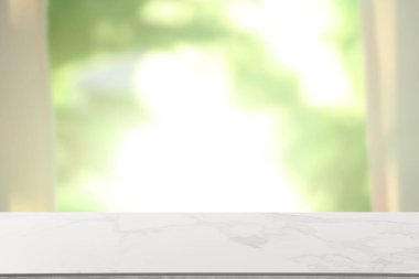 Odadaki boş beyaz mermer masa. Tasarım için boşluk