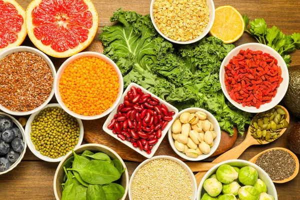 Süper yemek. Tahta masadaki farklı sağlıklı gıda ürünleri.