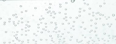 Soda bardakta tazeleniyor, arka plan hafif, yakın plan