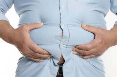 Beyaz arka planda dar tişörtlü şişman adam, yakın plan.