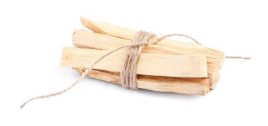Beyaz arkaplanda bir avuç palo santo var.