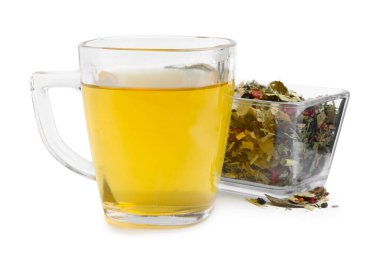 Lezzetli bitkisel çay ve kuru yapraklar beyaz üzerine izole edilmiş.