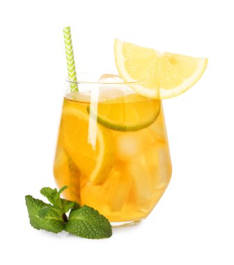 Limon, limon ve naneli buzlu çayı beyazın üzerine serinletiyorum.