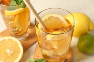 Buzlu çayı saman, limon ve limon içerek aydınlatma masasında tazeliyorum.