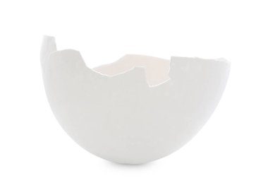 Kırık yumurta kabuğunun bir parçası beyaza izole edilmiş.