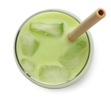 Bardaktaki taze fasulye suyu beyaza izole edilmiş, üst manzara.