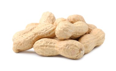 Kabuksuz yer fıstığı yığını beyazda izole edilmiş.
