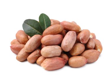 Beyaz üzerine izole edilmiş taze fıstık yığını.