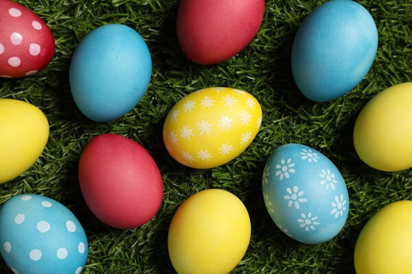 Hermosos Huevos Pascua Decorados Sobre Hierba Verde Puesta Plana — Foto de Stock