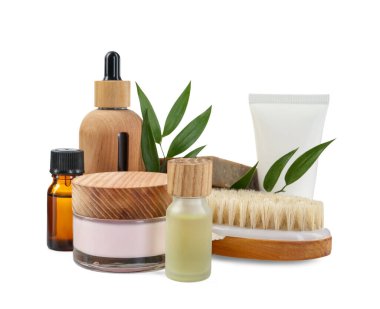 Beyaza izole edilmiş farklı vücut bakım ürünleri