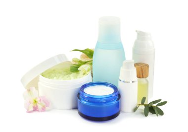 Farklı vücut bakım ürünleri ve beyaza izole edilmiş çiçekler