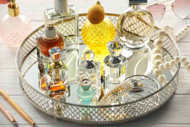 Beyaz ahşap masada farklı lüks parfümler.