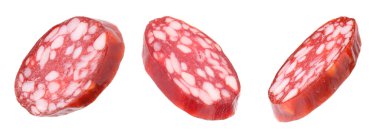 Tütsülenmiş sosis dilimleri beyaza izole edilmiş.