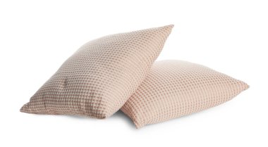 Beyaz üzerine bej renkli yastıklar izole edilmiş.