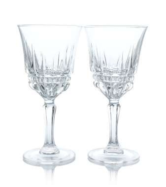 Beyaz üzerine izole edilmiş iki boş bardak.