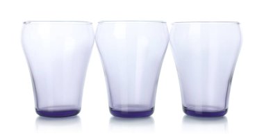 Beyaz üzerine izole edilmiş üç boş bardak.