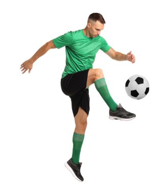 Spor giyim sektöründe futbolcu beyaz arka planda futbol topunu tekmeliyor.