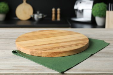 Ahşap tahta ve yeşil masa örtüsü mutfaktaki masada.