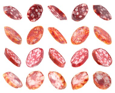 Tütsülenmiş sosis dilimleri beyaz ve sette izole edilmiş.