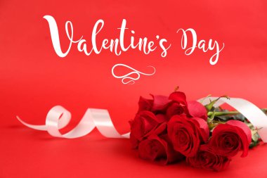 Sevgililer günü kartı. Kırmızı arka planda güzel güller.