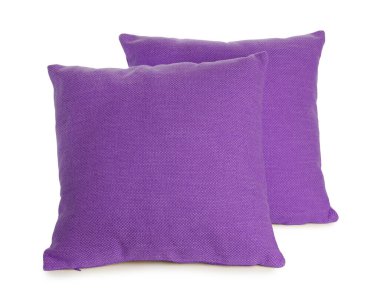 Mor renkli yastıklar beyaza izole edilmiş.