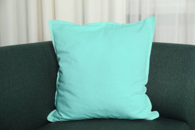 Kanepede su rengi yastık, yakın plan.