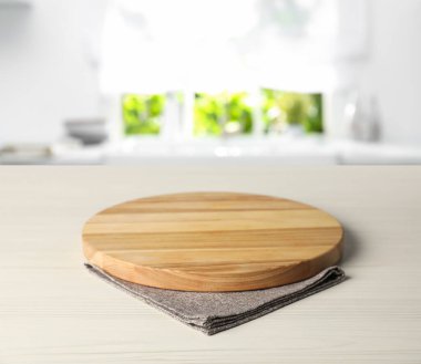 Masa örtüsü ve yemek odasındaki ahşap masada, yakın plan.