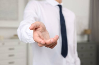 Yardım teklif ediyorum. Adam elini içeri uzatıyor, yakın plan.