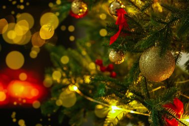 Güzel dekore edilmiş Noel ağacı içeride, yakın plan. Bokeh etkisi
