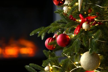 Güzel dekore edilmiş Noel ağacı içeride, yakın plan. Metin için boşluk