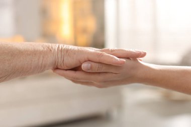 Son sınıf öğrencisine arka planda destek veren bakıcı, yakın plan. Yaşlı bakımı