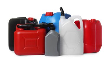 Birçok farklı plastik kaplar beyaza izole edilmiş.