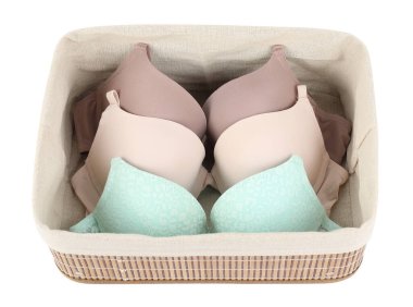 Kutudaki güzel sutyenler beyaza izole edilmiş.