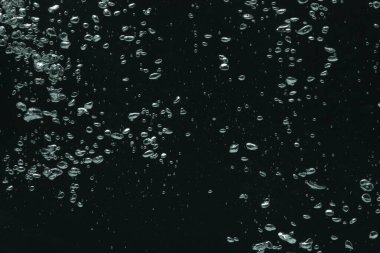 Siyah arkaplanda birçok su kabarcığı, yakın plan